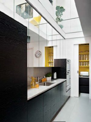 آشپزخانه مدرن با کابینت مشکی و رنگ سفید و زرد